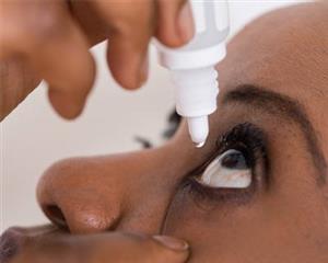 instilling_eyedrops